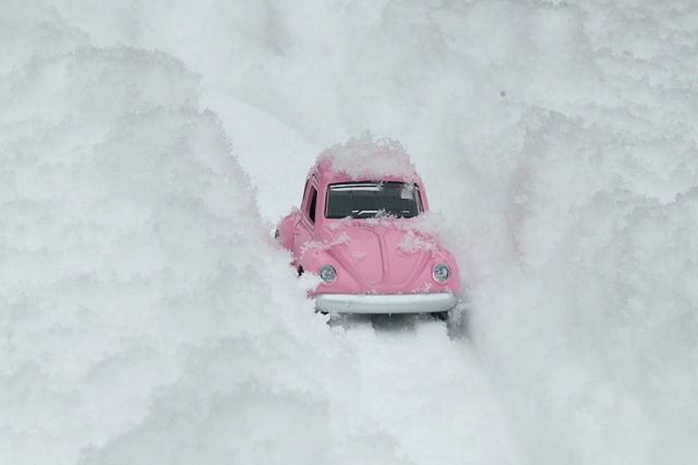 auto ve sněhu